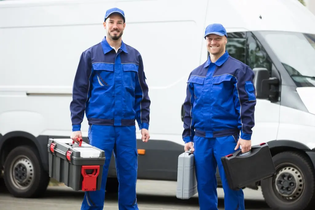Equipe da Desentupidora Hidronave ao lado da van